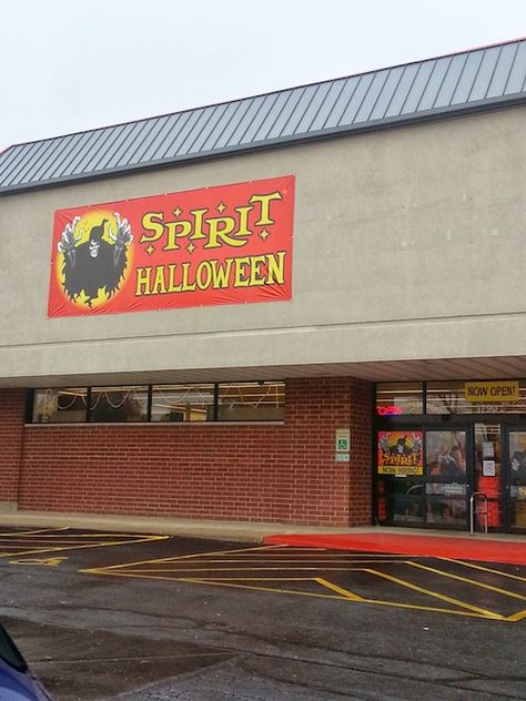 Spirit Halloween Store, I Love Halloween, Halloween Store, Love Halloween, Season Of The Witch, Halloween Pictures, Best Seasons, Outlet Store, Retro Halloween