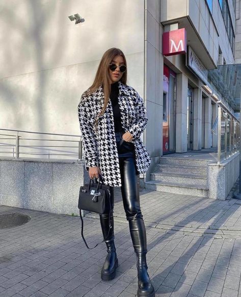 Cozy & Casual Winter Outfits to Inspire Your Cold-Weather Style | Fashionisers© - Part 5 Winter Outfits Cold Classy, Black And White Coat, Outfits Cold, Stylish Winter Outfits, Winter Outfits Cold, Cold Outfits, Cute Winter Outfits, White Coat, Looks Chic