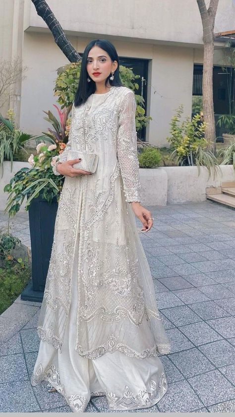 White Formal Pakistani Dresses, Off White Pakistani Dress, White Fancy Dresses Pakistan, White Wedding Dresses Pakistani, Pakistani Outfits Ideas, Simple Nikah Outfit, Pakistani Walima Dress, Formal Pakistani Dresses, Pakistani Formal Wear