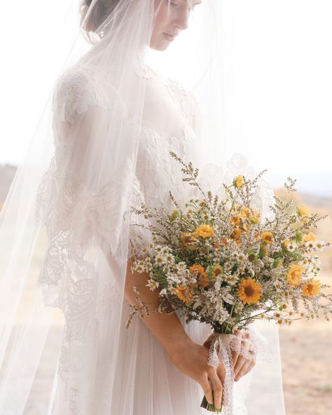 Wild Bouquet Simple Bouquet, Simple Wedding Bouquets, Rustic Wedding Ideas, Rustic Bouquet, Country Chic Wedding, Rustic Wedding Flowers, Wildflower Bouquet, Wildflower Wedding, Ceremony Backdrop