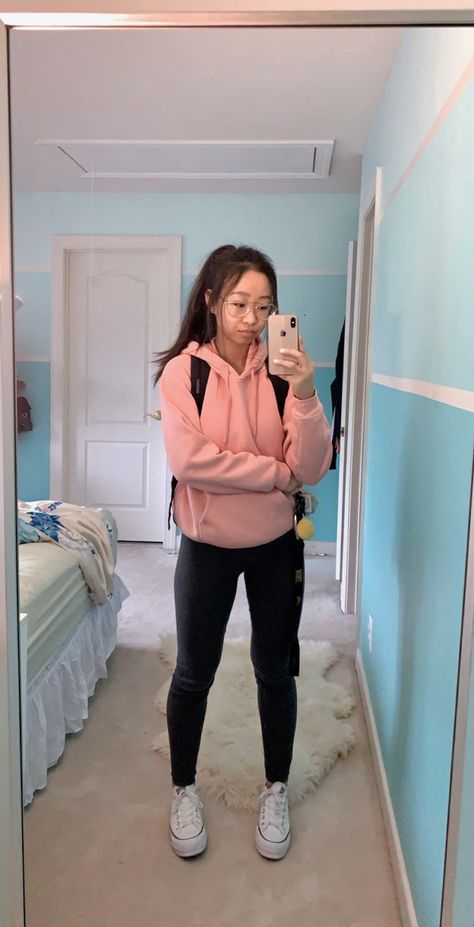 Pink Hoodie Outfit Ideas, White Platform Converse Outfit Leggings, Light Pink Hoodie Outfit, White Platform Converse Outfit, Bum Outfit, Pink Hoodie Outfit, White Platform Converse, Platform Converse Outfit, Peach Hoodie