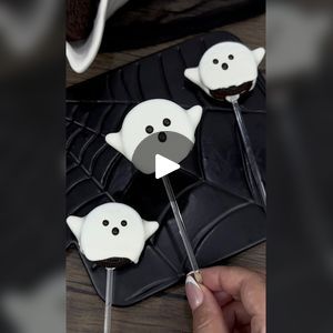 Oreo Ghost Cookies, Oreo Ghosts, Spooky Oreos, Oreo Halloween Treats, Halloween Oreo Treats, Halloween Oreo Pops, Easy Halloween Treats, Oreo Treats, Halloween Oreos