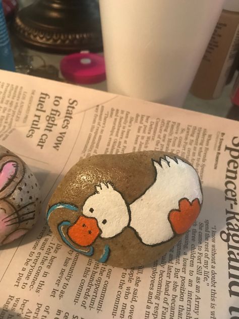 Duck Painted rock Duck Painted Rocks, Duck Rock Painting, Painting Rocks, Rock Ideas, Rock Painting Art, Rock Crafts, Painted Rock, Rubber Duck, Rock Painting