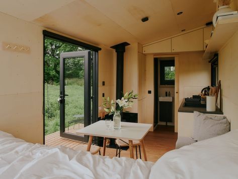 Photos: European Hospitality Startup Is Using Movable Tiny Homes As Hotel Rooms - Business Insider Scandi Cabin, Smart Tiny House, Tiny Cabins Interiors, Small Condo Decorating, Mini Chalet, Boutique Hotel Room, Black Cabin, Small Tiny House, Tiny House Interior Design