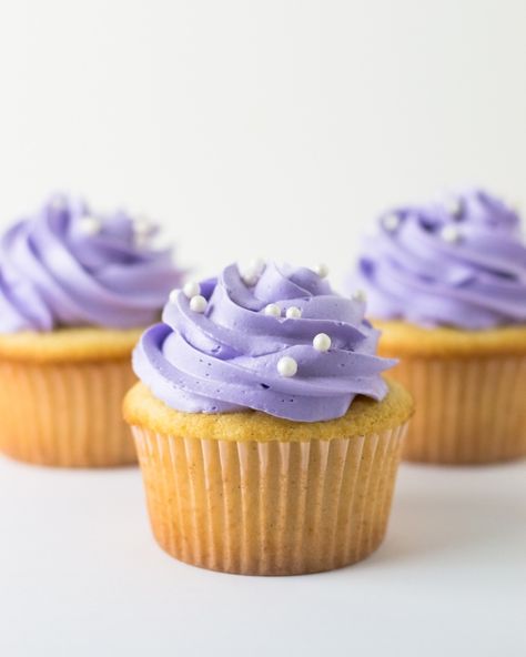 White Cake Cupcakes, Simple White Cake, Lavender Cupcakes, White Birthday Cakes, Purple Cupcakes, Vanilla Cupcake Recipe, White Cupcakes, Birthday Cake Recipe, Cake Cupcakes