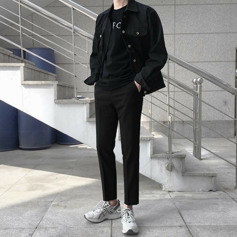 Minimalist Fashion Men, Spring Outfits Men, Oufits Casual, Black Pants Men, Mens Casual Dress Outfits, Men Stylish Dress, Oversize Casual, Suit Trousers, Mens Casual Dress