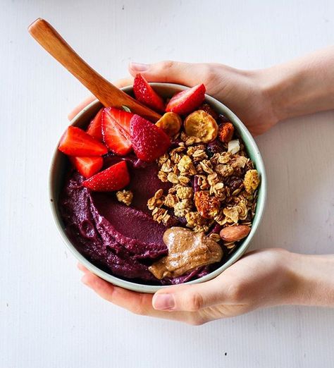 Açai Aesthetic, Acai Aesthetic, Aesthetic Sweets, Acai Bowl Recipe, Frozen Acai, Foodie Breakfast, Acai Bowls Recipe, San Paolo, Smoothie Bowls