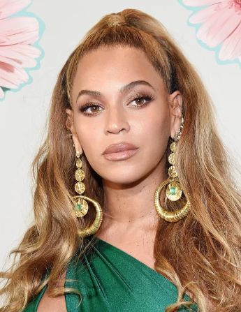 She is FLAWLESS   #beyonce #beauty #hair #homecoming #naturalhair Tmavý Blond, Beyonce Hair, Blue Ivy Carter, Dark Blonde Hair Color, Beyonce Style, Hot Hair Colors, Dark Blonde Hair, Blue Ivy, Destiny's Child