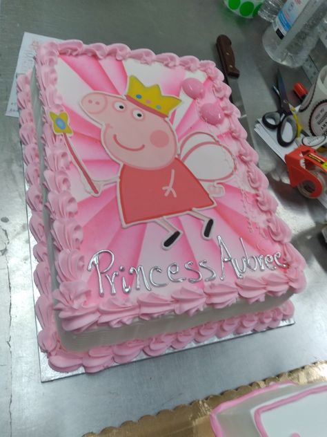 Peppa Pig Decorations Ideas, Peppa Pig Sheet Cake, Tortas Peppa Pig, Peppa Cake, Peppa Pig Birthday Party Decorations, Peppa Pig Decorations, Costco Cake, Jungle Theme Cakes, Peppa Pig Birthday Cake