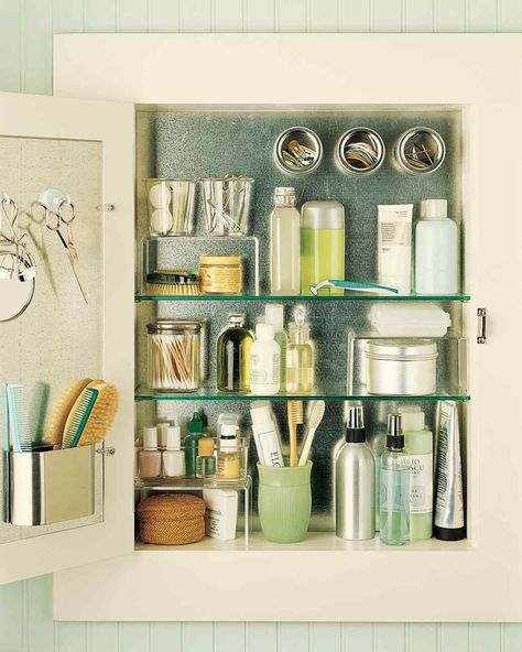 10 Ways Magnetic Storage Could Save Your Organizing Life. One idea: adding galvanized sheets to the back of your medicine cabinet, as well as to the door, then using magnetic spice jars to hold small items Organize Life, Medicine Cabinet Organization, Ideas Baños, Medicine Organization, Organisation Hacks, Ideas Para Organizar, Diy Casa, Cabinet Organization, Organizing Your Home