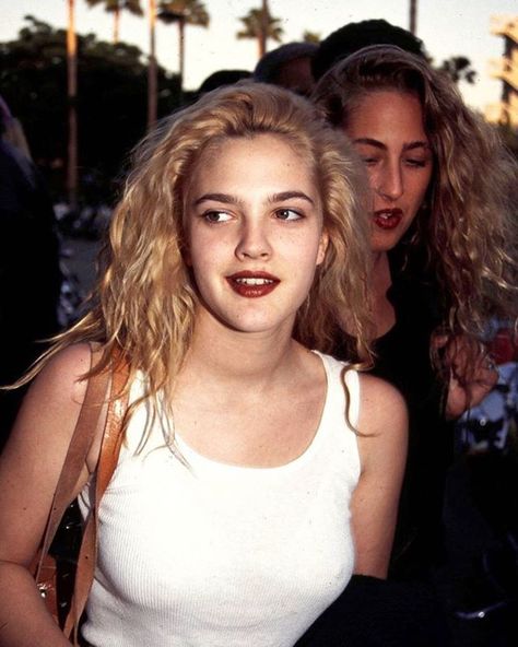 Drew Barrymore Aesthetic, Drew Barrymore Hair, Drew Barrymore 90s, Drew Barrymore Style, 90s Makeup Look, Manic Pixie Dream Girl, Look Retro, Drew Barrymore, Grunge Hair