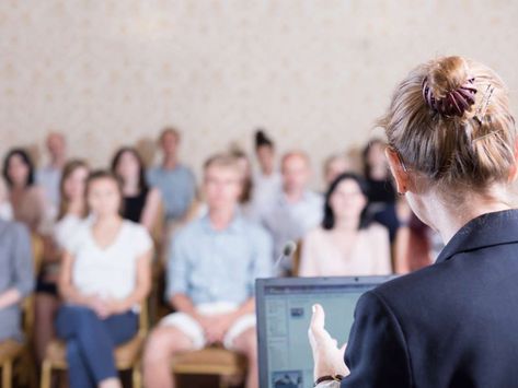 Having an audience makes your brain perform better  ||  New research examines what goes on in the brain when people perform a task in front of an audience versus when they are not being watched. https://www.medicalnewstoday.com/articles/321571.php Giving Speech, Academic Conference, Giving A Speech, Nlp Techniques, Presentation Tips, Public Speaking Tips, Being Watched, Professional Writing, Presentation Skills