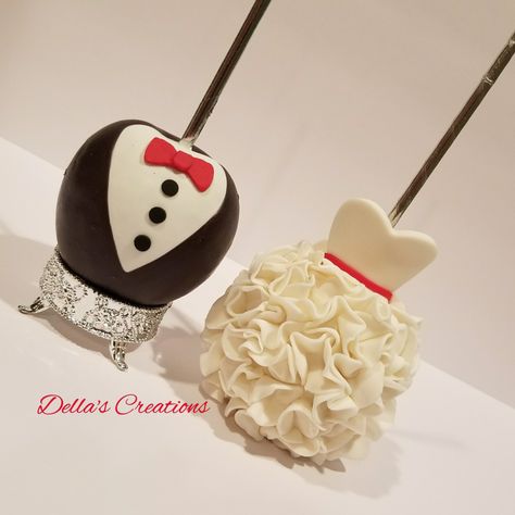 Bride and groom wedding candy and chocolate covered apples Wedding Candy Apple Ideas, Caramel Apples Wedding Favors, Wedding Candy Apples Favors, Caramel Apple Favors Wedding, Wedding Candy Apples, Disney Candy Apples, Candy Apple Cake Pops, Apple Cake Pops, Wedding Strawberries