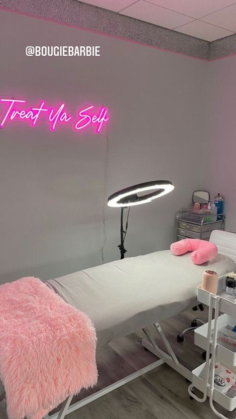 Lash Room Decor Ideas, Lash Room Ideas, Eyelash Decor, Tech Room, Lash Room Decor, Beauty Room Salon, Esthetician Room Decor, Esthetics Room, Spa Room Decor