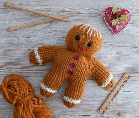 Knitted Gingerbread man- one easy pattern, many sizes.. Gingerbread Man Free, Christmas Toy Knitting Patterns, Christmas Knitting Projects, Christmas Knitting Patterns Free, Xmas Toys, Knitted Teddy Bear, Easy Knitting Projects, Knitting Patterns Toys, Christmas Knitting Patterns