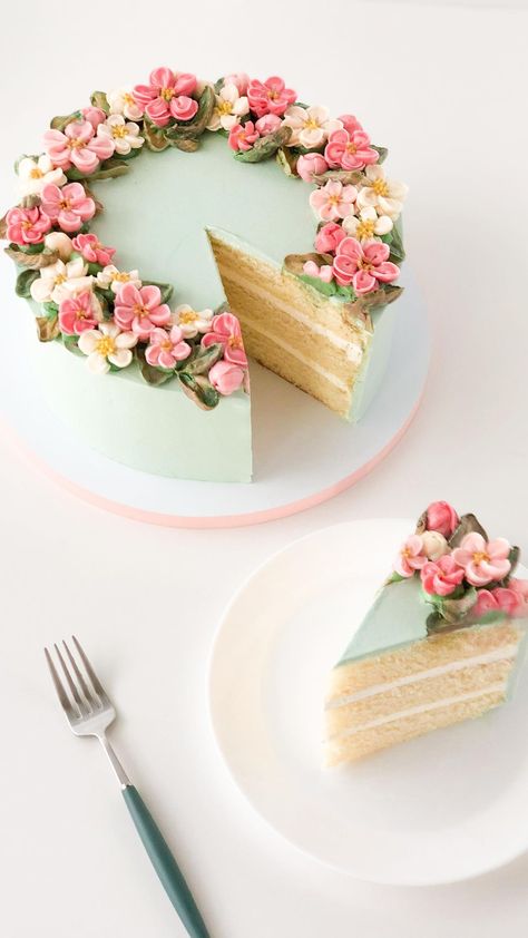 Floral Cake Birthday, Flower Cake Design, Wreath Cake, Vintage Birthday Cakes, Buttercream Flower, Buttercream Flower Cake, Elegant Birthday Cakes, Spring Cake, Pretty Birthday Cakes