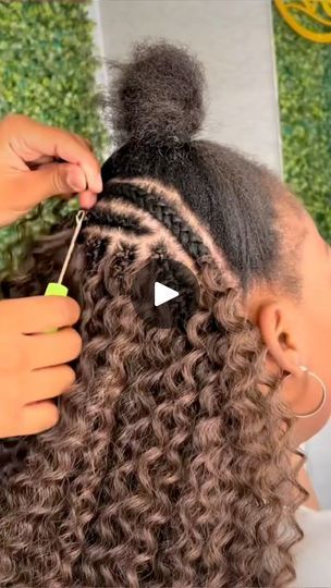 Crochet Braids 😍 | Crochet Braids 😍  Credit: vivi trenzas | By Peculiar BeautyFacebook How To Do Crochet Braids Step By Step, Fast Braided Hairstyles For Black Women, Braid In Front Crochet In Back, Feed In Braids With Crochet In The Back, Extention Braids Hairstyle, Cornrow And Crochet Hairstyles, Crowrows Braids, Crochet Hair Patterns Braid, Braids With Crochet In Back