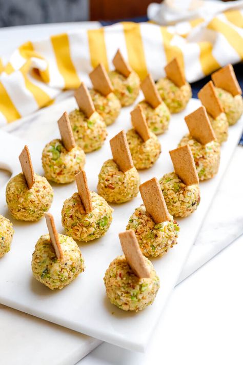 Country Club Food, Individual Cheese Balls, Summer Bbq Appetizers, Goat Cheese Recipes Appetizers, Mini Food Appetizers, Mini Cheese Balls, Summer Appetizer Recipes, Summer Appetizers, Spring Appetizers