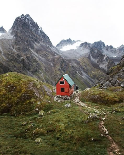 Swedish Cabin, Small House In The Woods, Log Cabin Kits, A Small House, Red House, Cabins And Cottages, Log Cabins, Cabins In The Woods, Pretty Places