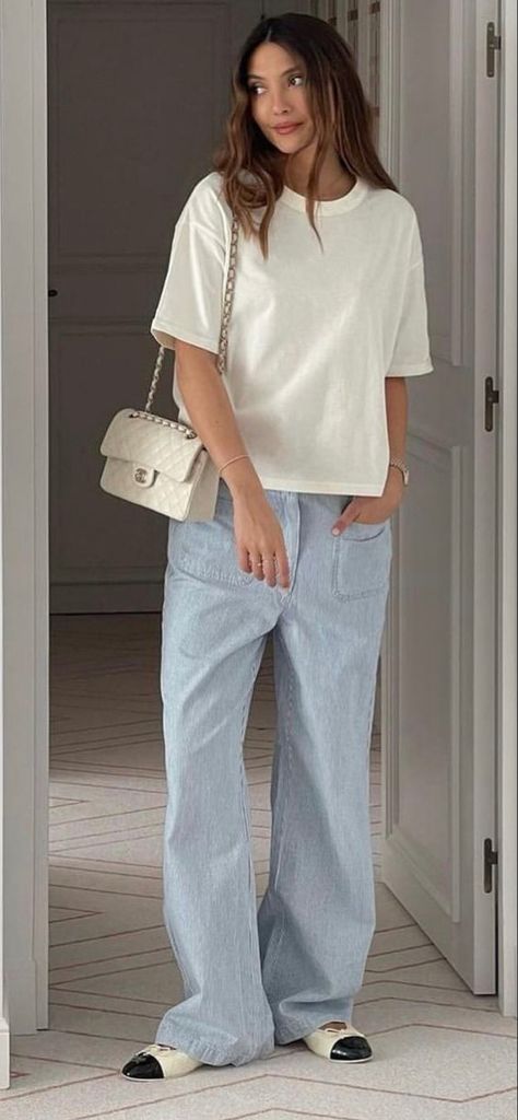 Minimalist Fashion Summer 2023, Millenial Fashion 2023, Denim Long Skirt Outfit, Street Style 2023, Minimalist Fashion Summer, Basic Streetwear, Long Skirt Outfits, Spring Fashion Casual, Millenial Fashion