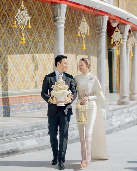 Thai Wedding Photoshoot, Thailand Wedding Dress, Lao Wedding, Pre Wedding Photoshoot Theme, Laos Wedding, Papercraft Pokemon, Tea Ceremony Dress, Thailand Dress, Traditional Thai Clothing