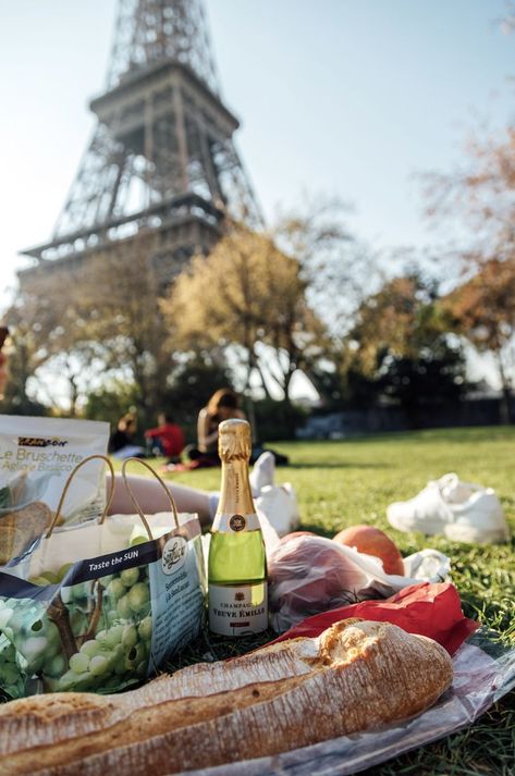 Parisian Picnic Aesthetic, Eiffel Tower Picnic, France Aesthetic Outfit, Paris Picnic, Parisian Picnic, Picnic Pictures, France Aesthetic, Paris Summer, Parisian Life