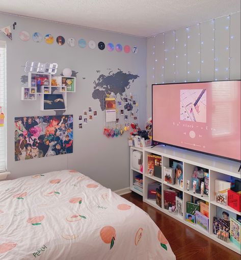 bts room, kpop room, pink room aesthetic, purple room aesthetic, room aesthetic, kpop album, dream room Room Ideas Bedroom Kpop, Kpop Bedroom Ideas For Small Rooms, Purple And Pink Room Aesthetic, Room Inspo Aesthetic Kpop, Anime Kpop Room, Bedroom Aesthetic Kpop, Kpop Anime Bedroom, Bts Room Ideas, Bts Room Aesthetic