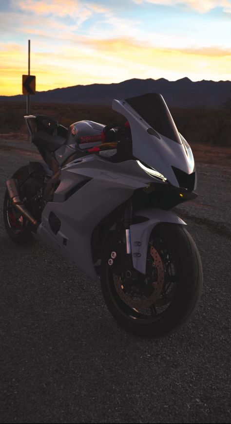 Yamaha R7 Wallpaper, Image Moto, Bike Aesthetic, Yamaha Bikes, Dream Bike, Motorcycle Wallpaper, Biker Boys, Biker Love, Yamaha Motor