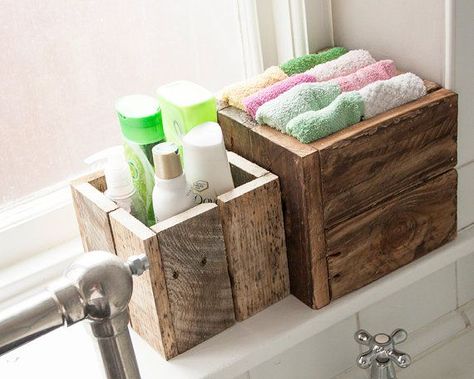 Rustic Wooden Box, Reclaimed Pallet Wood, Pallet Crafts, Diy Holz, Bathroom Storage Cabinet, Wooden Crates, Wooden Pallets, Pallet Projects, Diy Bathroom