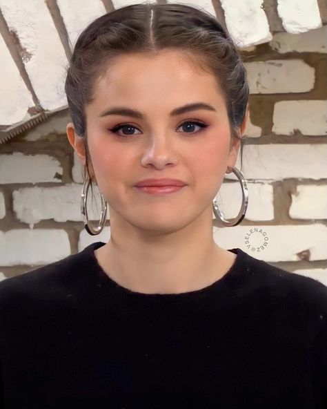 Selena Gomez Face Shape, Maquillaje Selena Gomez, Brown Hair And Freckles, Selena Selena, Selena Gomez Makeup, Selena Gomez Hair, Selena Pictures, Selena And Taylor, Selena Gomez Photoshoot