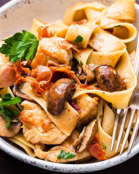 Chicken marsala pasta is a new twist on the old classic! Sauteed mushrooms, prosciutto, and bite-sized chicken breast pieces are tossed with pappardelle noodles in a silky marsala wine sauce and topped with fresh parsley and crispy prosciutto! #pastarecipes #chickenrecipes #chickenmarsala Chicken Marsala Pasta Recipe, Chicken Breast Pieces, Hearty Pasta Recipes, Chicken Marsala Pasta, Marsala Pasta, Uni Meals, Sip And Feast, Crispy Prosciutto, Chicken Stroganoff