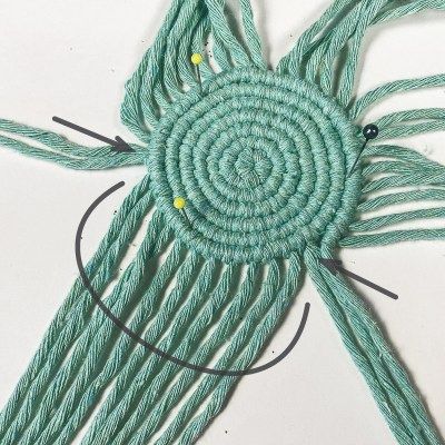 Macrame Placemat Tutorial, Turks Knot, Coaster Macrame, Macrame Circle, Diy Natal, Jute Mats, Macrame Coasters, Macrame Tutorials, Decorative Knots