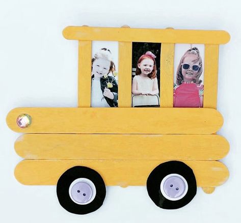 Whether you want to get your little one used to “being on a bus” or are looking for sweet back-to-school crafts for preschoolers, these school bus frames from Craft and Boogie fit the bill all around. School Bus Photo, School Bus Craft, Popsicle Stick Projects, School Supplies Craft, Diy Photo Booth Frame, Bus Craft, School Bus Crafts, Labor Day Crafts, Popsicle Craft