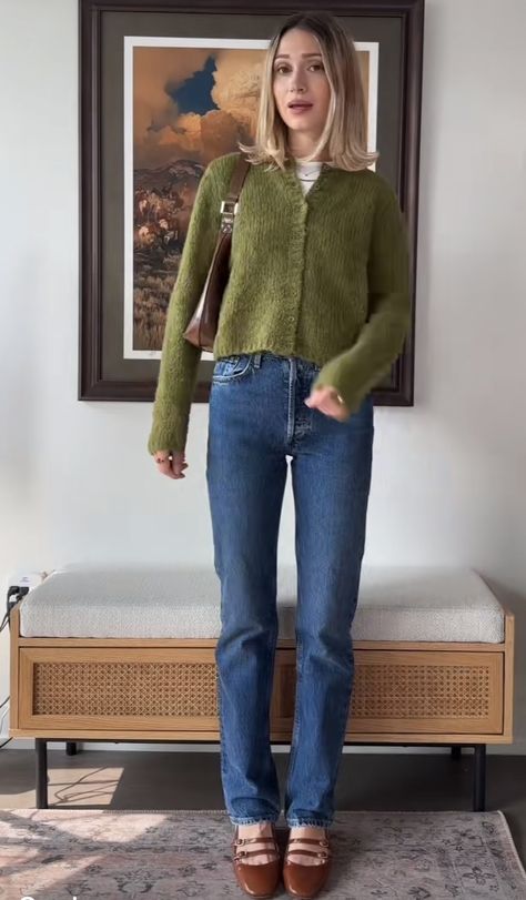 Forest Green Cardigan Outfit, Green Sweater Outfit Women, Bridget Jones Outfit, Green Sweater Outfit Aesthetic, Soft Autumn Winter Outfits, Green T Shirt Outfit, Styling Tips Fashion For Women, Dark Green Sweater Outfit, Chilly Fits