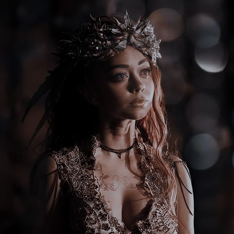 Seelie Queen Shadowhunters, Seelie Queen, Video Romance, Simon Lewis, Cosplay Inspo, Isabelle Lightwood, Alec Lightwood, Fairy Queen, Shadow Hunters