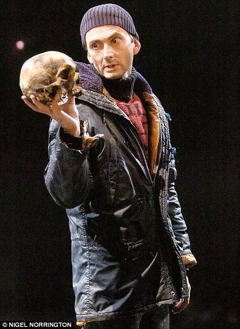 Hamlet- Starring David Tennent. Yorick is played by Andre Tchaikowsky, he willed his skull to the Royal Shakespeare Company for the express purpose of playing Yorick. Hamlet Moodboard, Modern Theatre, Teaching Shakespeare, Old Married Couple, Arte Peculiar, Ineffable Husbands, Shakespeare Plays, Theatre Stage, Star David