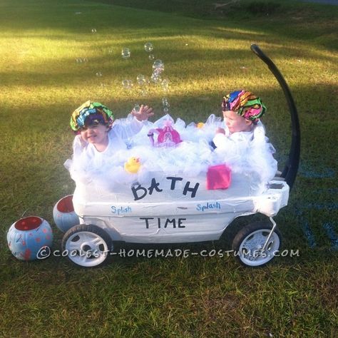 How did I come up with this Splish Splash bath costume idea? I always want something different as a costume and this year my daughters seem to love a bubbl Halloween Costumes With Wagon, Wagon Halloween Costumes, Costumes For Toddlers, Girl Halloween Costumes, Twin Halloween, Twin Halloween Costumes, Homemade Halloween Costumes