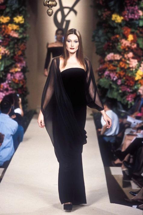 Ysl Runway, Gown Aesthetic, Ysl Dress, Yves Saint Laurent Haute Couture, Saint Laurent Haute Couture, Runway Gowns, Runway Fashion Couture, 90s Model, 20th Century Fashion