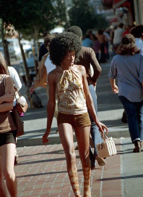 Le Fashion: 45 Incredible Street Style Shots From The '70s 1970s Shorts, Hippie Street Style, Indie Outfits Vintage, 60s Fashion Vintage, Vintage Street Fashion, Fashion 1970s, Fashion 70s, 70s Inspired Fashion, 1970s Fashion