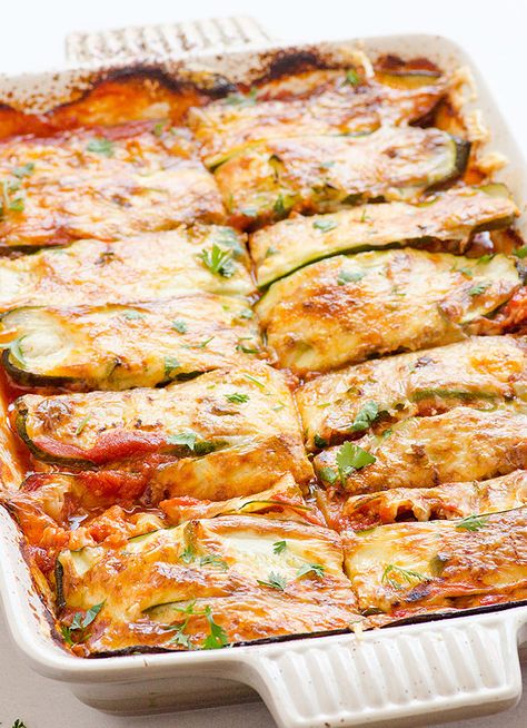 Chicken Zucchini Enchilada Casserole - Layers of cooked chicken, zucchini and homemade enchilada sauce. Healthy Chicken Zucchini Casserole Recipe. Zucchini Enchilada Casserole, Zucchini Enchiladas, Chicken Zucchini Casserole, Enchilada Casserole Recipes, Zucchini Casserole, Homemade Enchilada Sauce, Homemade Enchiladas, Delicious Clean Eating, Chicken Zucchini