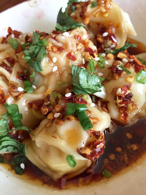 Wontons With Chili Oil, Dumplings With Chili Oil, Dumpling Chili Oil, Chili Oil Dumplings, Sichuan Wontons, Bekal Diet, Wontons In Chili Oil, Chili Oil Sauce, Dumplings Chinese