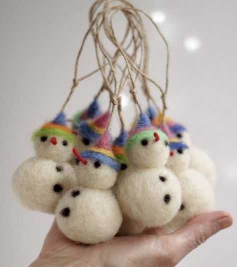 Tovad Ull, Needle Felted Ornaments, Felt Snowman, Needle Felting Diy, Wool Felt Projects, Needle Felted Christmas, Felt Crafts Christmas, Felt Crafts Diy, Felt Gifts