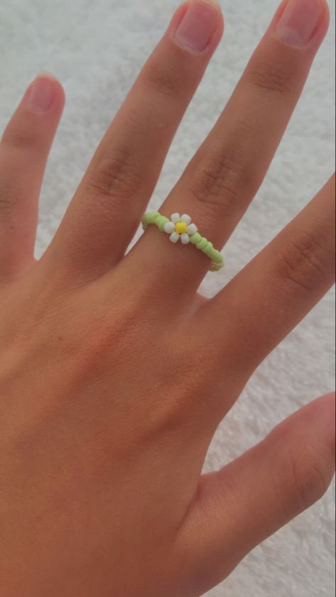 DIY beeded ring daisy flower green white Daisy Beaded Ring, Daisy Ring Beads, Diy Beaded Rings Simple, Daisy Bead Ring, Diy Daisy Flower, Diy Rings Easy, Flower Bead Ring, Daisy Rings, Diy Daisy