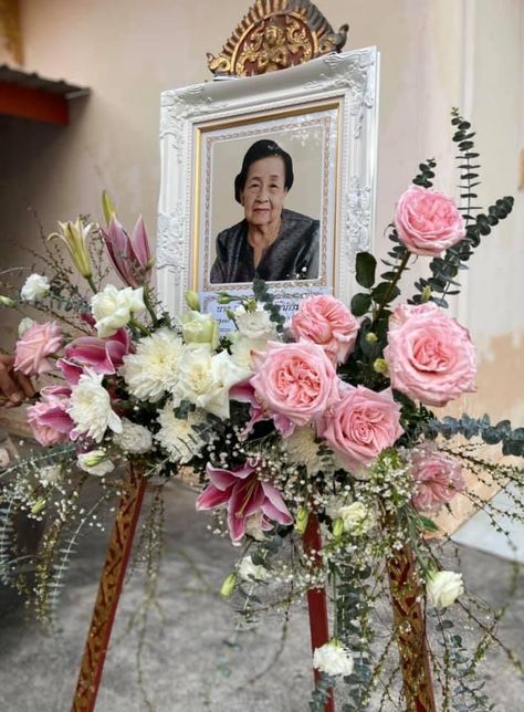 How To Make Cemetery Flowers, Condolences Flowers, Greeting Board, Memorial Service Decorations, Tiny Bouquet, Condolence Flowers, Frame Arrangement, Casket Flowers, Grave Flowers