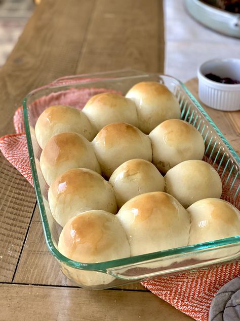 Light, fluffy, tender and absolutely delicious. These one hour (or less) yeast rolls are amazing and ready in less than an hour! Discard Rolls, Sourdough Discard Rolls, Yeast Biscuits, White Rolls, Thanksgiving Rolls, Quick Rolls, Sourdough Rolls, Fluffy Dinner Rolls, Best Sandwiches