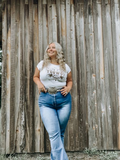 Dark Country Outfits, Cowgirl Baddie, Rodeo Aesthetic, Plus Size Cowgirl, Simple Western Outfits, Turquoise Jeans, Blue Smile, Country Fits, Western Photoshoot