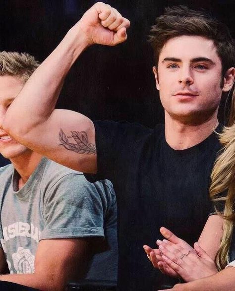 Zac's arms Zac Efron Tattoo, Zac Efron Muscle, Zac Efron Hair, Tattoo Spots, Ginger Boy, The Music Man, Bicep Tattoo, Hollywood Gossip, Jessie J