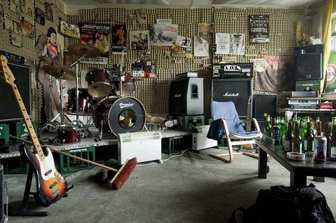 Band Practice Room Ideas, Garage Drum Studio, Garage Dj Studio, Practice Room Music, Music Rehearsal Room, Jam Room Ideas, Music Production Room, News Room Studio, Band Rehearsal Room