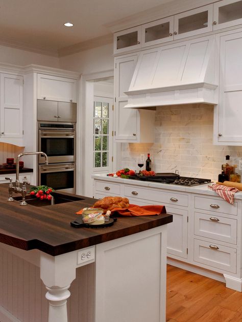 One of the most common reasons for adding a kitchen island is to gain more seating space. Learn how to make it work in your kitchen with this guide. Farm Style Kitchen, Townhouse Ideas, Kitchen Ikea, Outdoor Kitchen Countertops, Kitchen Island Design, Wood Counter, Wood Countertops, Kitchen Islands, Style Kitchen