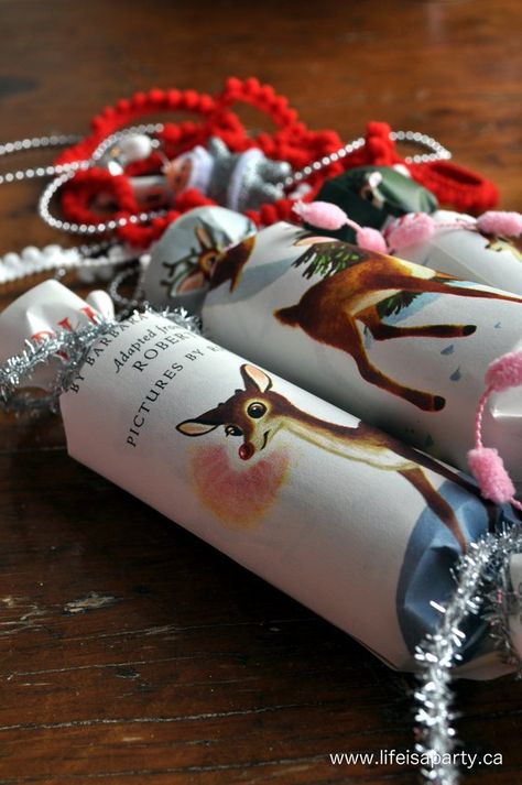 Vintage Inspired Christmas Crackers: Simple tutorial for making your own Christmas crackers out of inexpensive vintage Little Golden books -so adorable! Homemade Christmas Crackers, Diy Christmas Crackers, Christ Christmas, Christmas Cracker, Vintage Inspired Christmas, Golden Books, Craft Day, Christmas Crackers, Christmas Table Settings